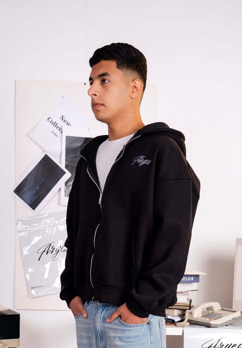 ARYES White + Black Edition