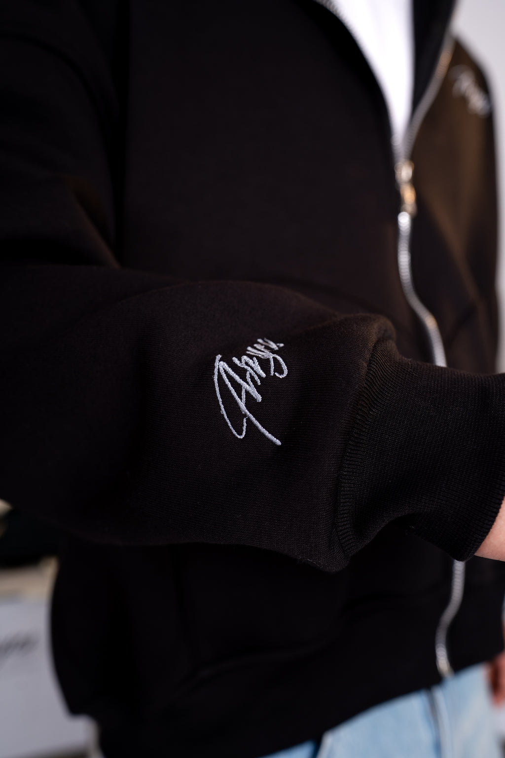 ARYES White + Black Edition