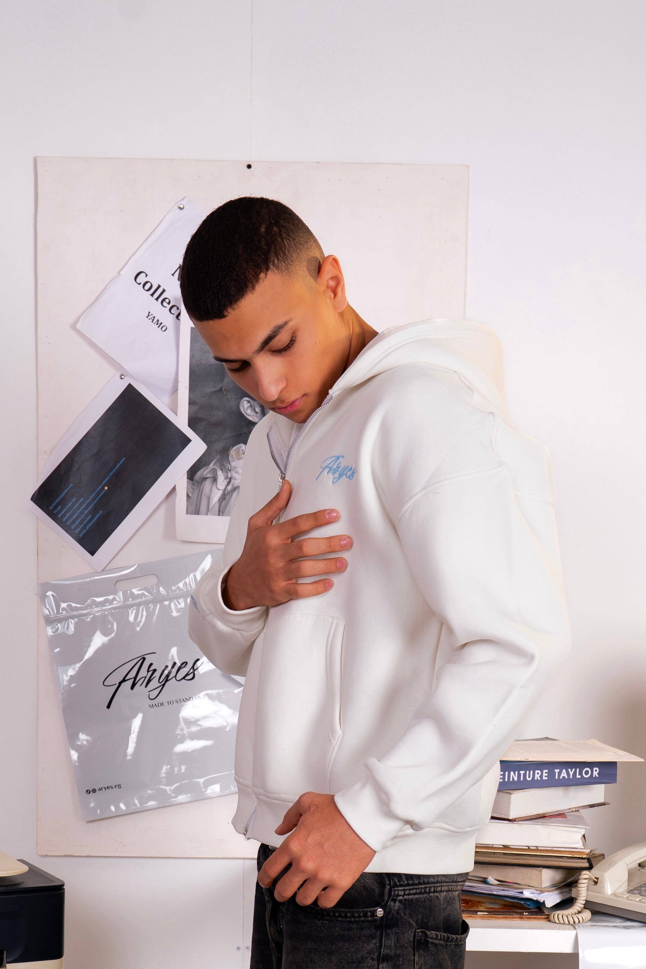 ARYES White + Black Edition